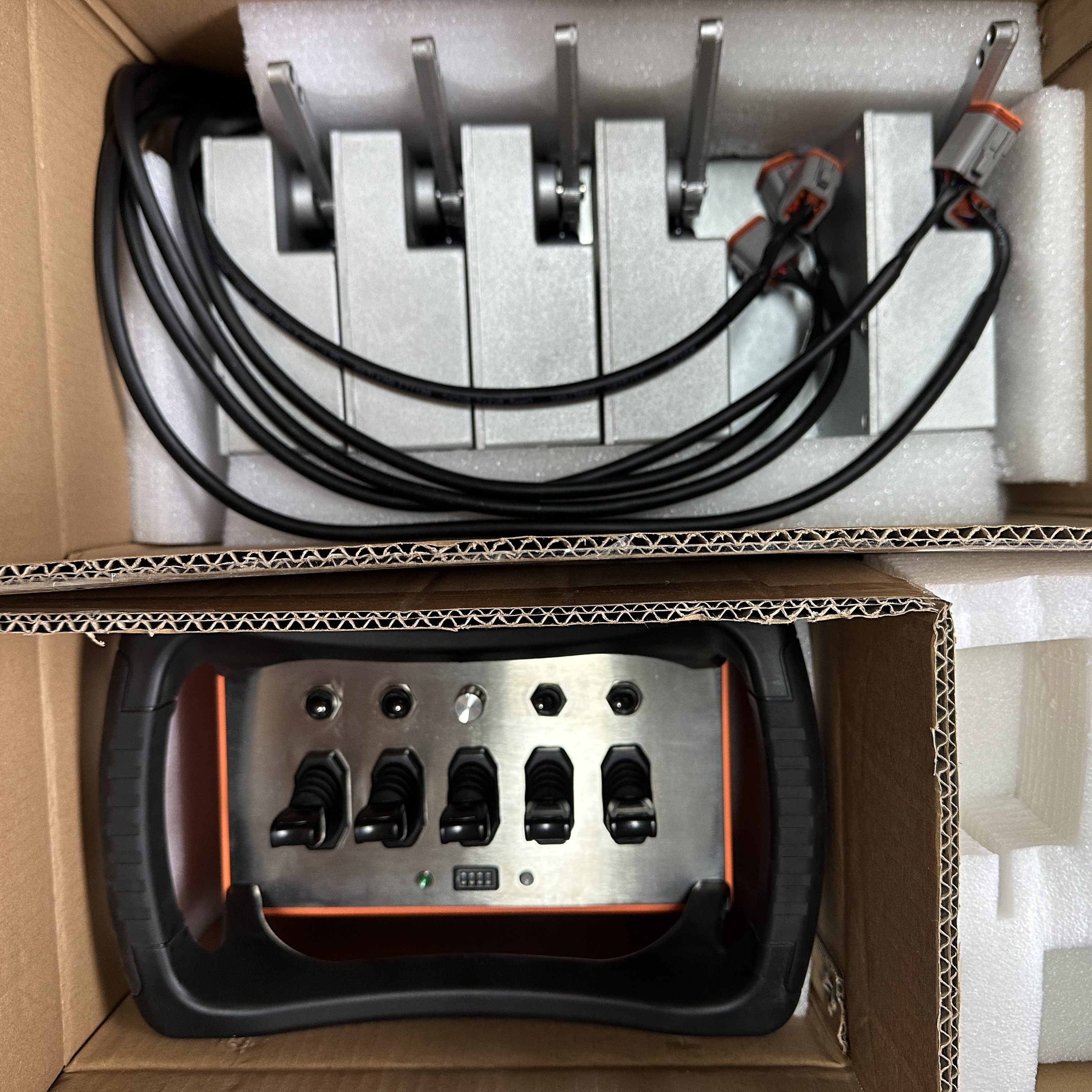 Controle remoto sem fio personalizado BT500 para guindastes montados em caminhão: possui joysticks proporcionais e controle analógico, suportando os modos manual e automático